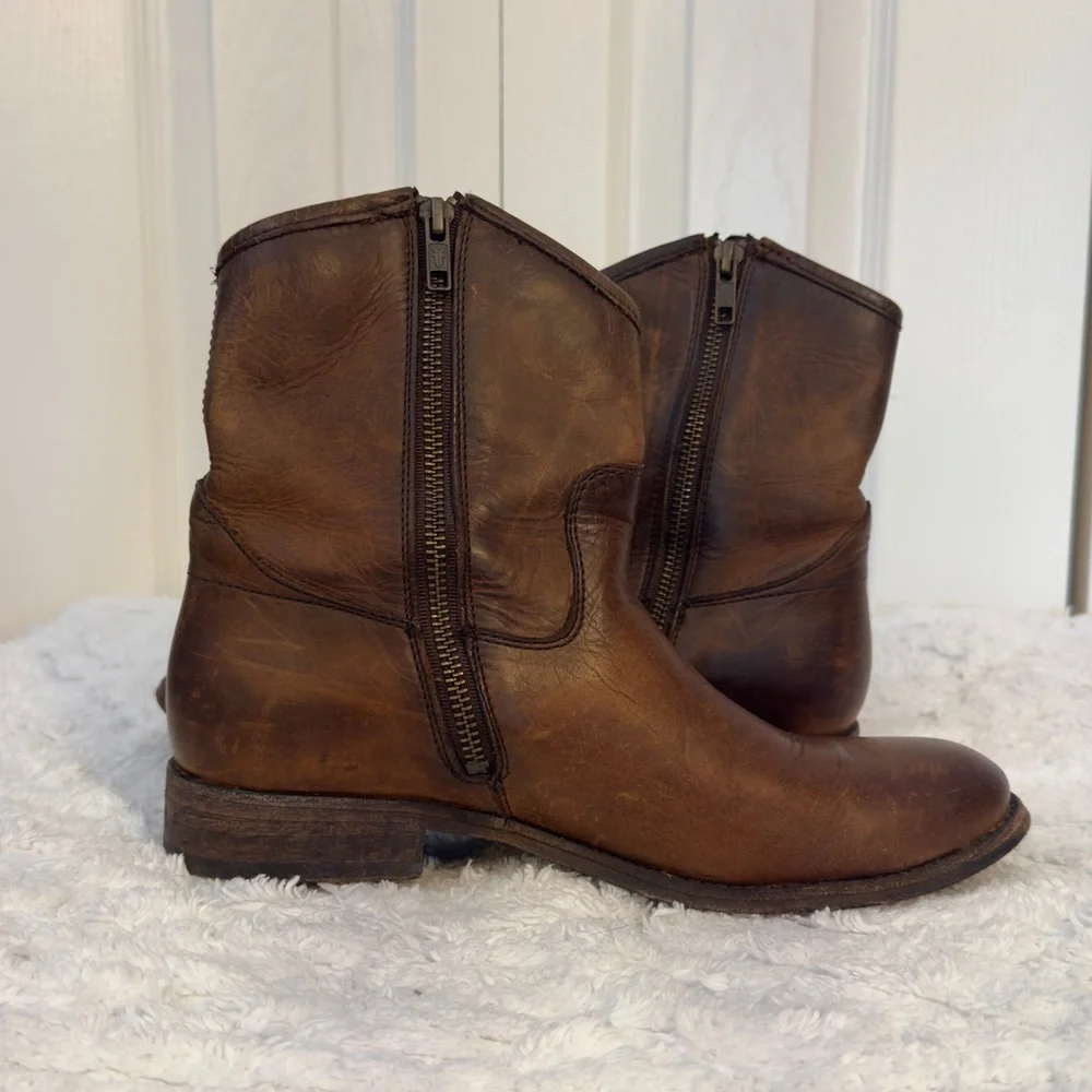 Frye Melissa Button Short Boot. Distressed leather. 8 B. Gently worn - Picture 9 of 13